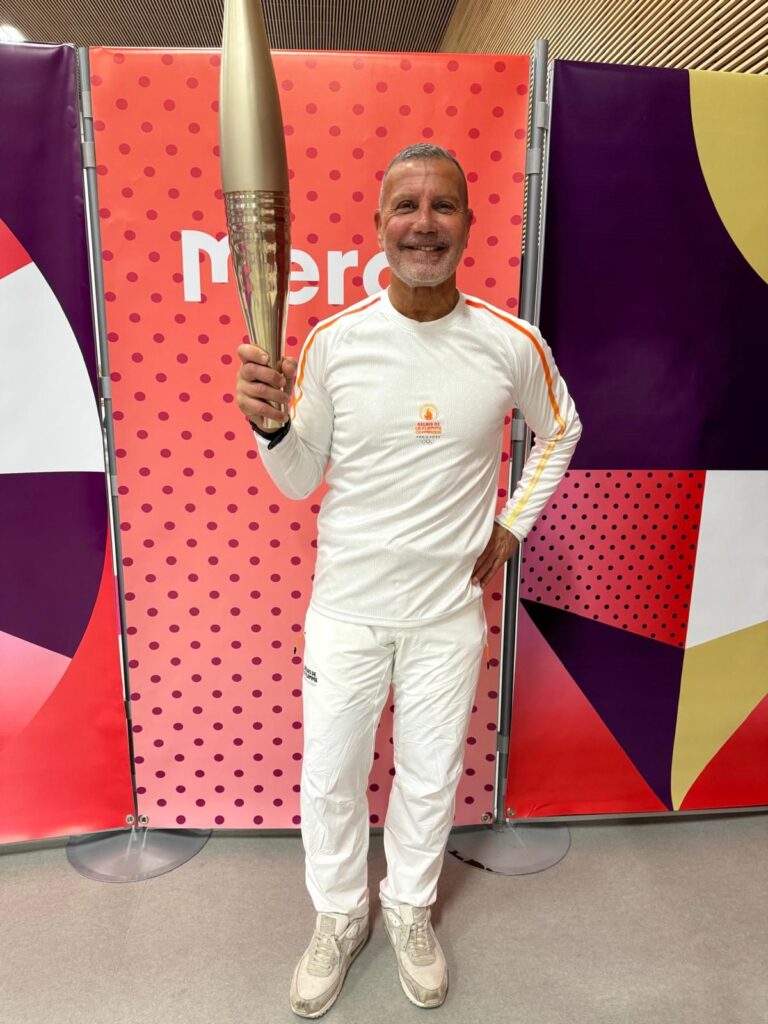 Serge Serfati porteur de la flamme olympique, preuve sociale de Serge pour le coaching d'entreprise.