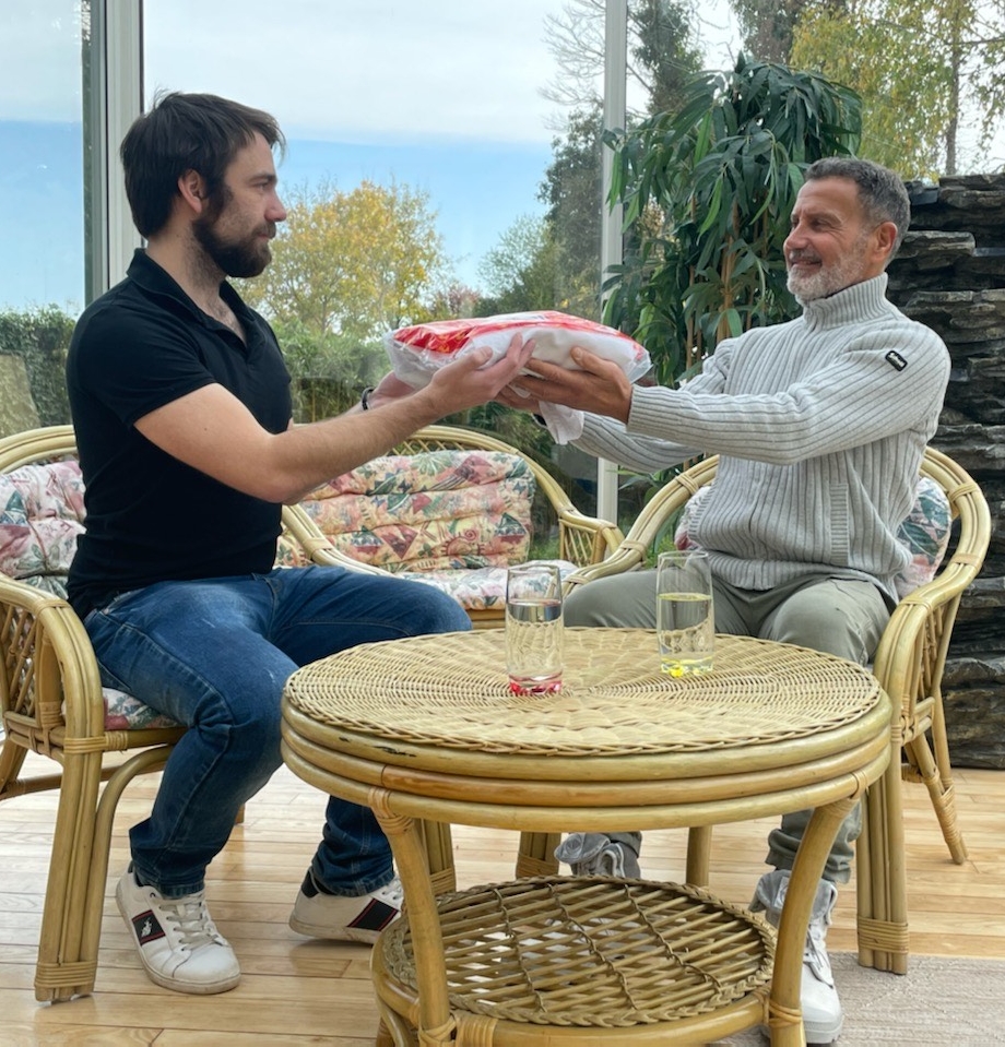 Jonathan Le Fouillé reçoit un kimono de Karaté de la part de Serge Serfati.